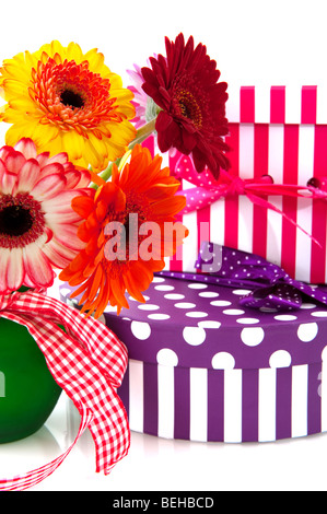 Magnifique bouquet Gerber colorés avec checkerer et ruban présente Banque D'Images