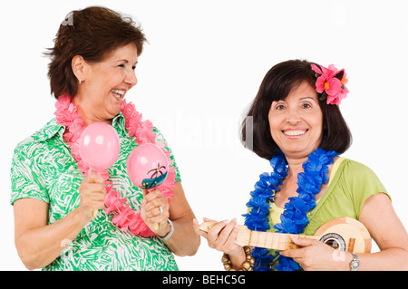 Deux femmes âgées à l'ukulele et les maracas Banque D'Images