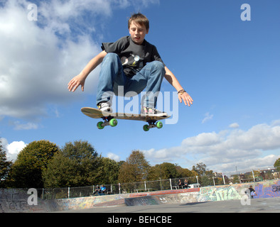 Les enfants jouant dans un skatepark . Banque D'Images