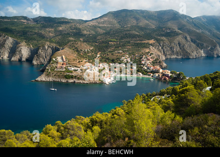 Village d'Assos avec Céphalonie baie et sur la mer du château Banque D'Images