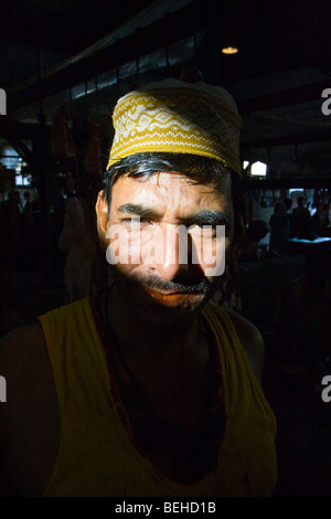 Musulman dans le marché de la viande du marché Crawford à Mumbai Inde Banque D'Images