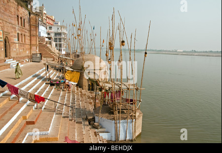 Sur les rives de la rivière Saint Ganga, Varanasi, Inde Banque D'Images