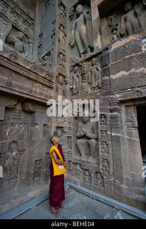 Monk en dehors de l'une des grottes bouddhistes d'Ajanta en Inde en Banque D'Images