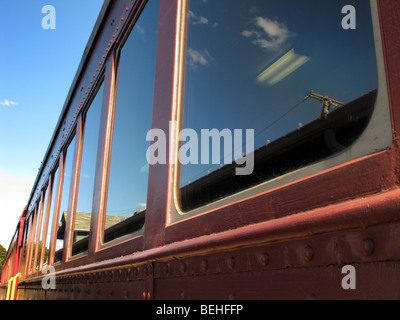 Train Touristique de partir en tournée d'automne. Banque D'Images