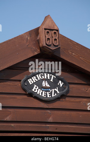 Bright n Breezy Beach Hut à Mudeford Hengistbury Head, Christchurch, Dorset UK au printemps Banque D'Images