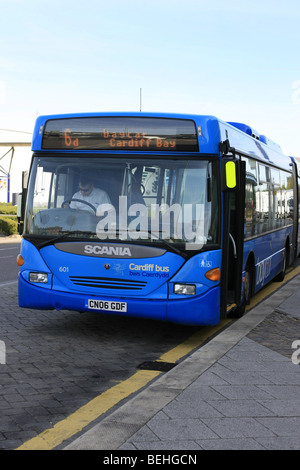 Bendy-Bus bleu Scania dans la ville de Cardiff au Pays de Galles Banque D'Images