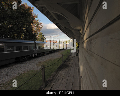 Train d'Excursion laissant dépôt sur un feuillage d'automne tournée. Banque D'Images