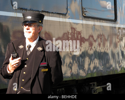 Le conducteur de train d'excursion de partir en tournée d'automne. Banque D'Images