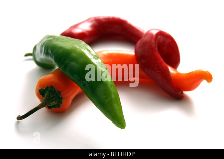 Décoration d'un assortiment de long hot peppers sur fond blanc Banque D'Images