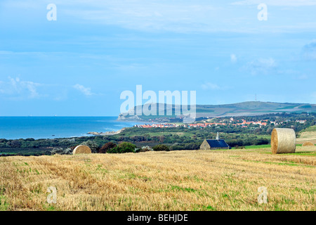 Terrain et le village Escalles et Cap Blanc-Nez avec l'obélisque de la Dover Patrol, Mémorial de la Côte d'Opale, France Banque D'Images