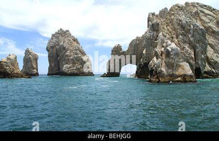 "Fin des masses terrestres forme rock bridge, une merveille de la nature, alors que la plongée dans l'océan." Banque D'Images