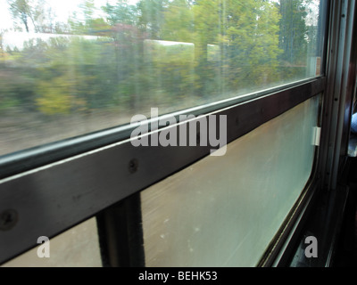 Train Touristique de partir en tournée d'automne. Banque D'Images