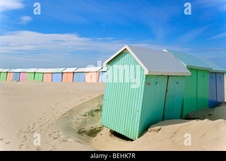 Rangée de cabines de plage colorées dans des tons pastel le long de la mer du Nord à Berck sur Mer, Côte d'Opale, Pas-de-Calais, France Banque D'Images