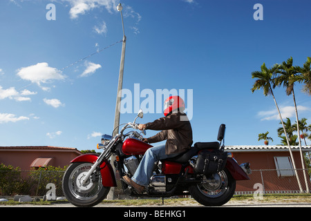Portrait d'un homme monté sur une moto Banque D'Images