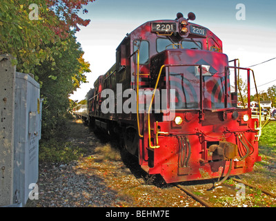 Train Touristique de partir en tournée d'automne. Banque D'Images