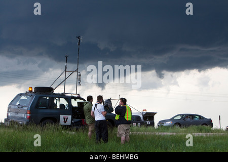 Les chasseurs de tempête avec Projet Vortex 2 regarder un nuage en entonnoir dans Gosen County, Wyoming, États-Unis, 5 juin 2009. Banque D'Images