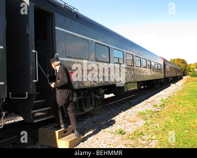 Train Touristique de partir en tournée d'automne. Banque D'Images