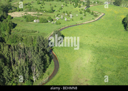 Vue aérienne sur paysage rural avec l'aubépine (Crataegus monogyna) et la rivière de curling, Belgique Banque D'Images