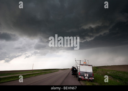 Les chasseurs de tempête avec Projet Vortex 2 regarder un nuage en entonnoir dans Gosen County, Wyoming, États-Unis, 5 juin 2009. Banque D'Images