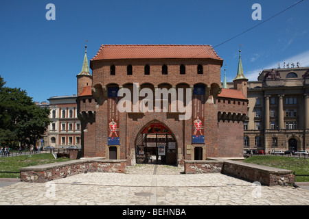 Europe de l'Est Pologne Krakow Malopolska Forteresse Barbikan en dehors des murs de la ville Banque D'Images