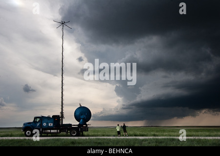 Les chasseurs de tempête avec Projet Vortex 2 regarder un nuage-mur lointain et dans Gosen supercell County, Wyoming, le 5 juin 2009 Banque D'Images