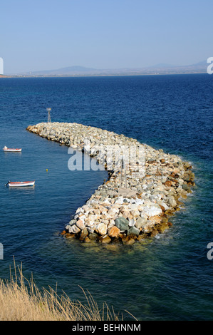 Brise-lames artificiels sur le golfe de Toroneos entoure le port de Nea Fokaia Kassandra la Grèce du Nord Banque D'Images