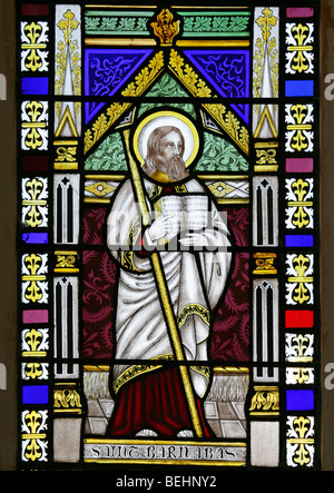 Un vitrail représentant St Barnabas l'Apôtre, l'église All Saints, Wighton, Norfolk par Joseph Grant de Wymondham Banque D'Images