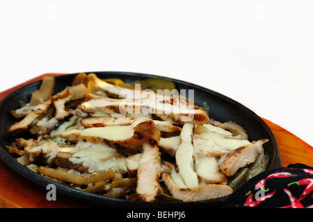 Close-up de lanières de poulet grillées avec fajitas dans la poêle Banque D'Images