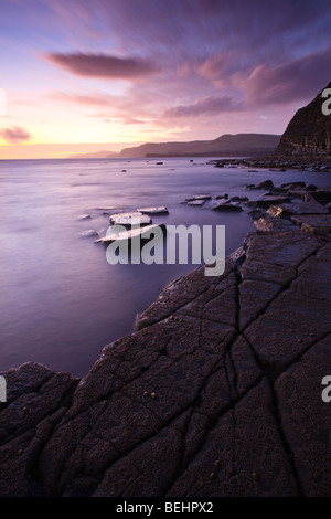 La baie de Kimmeridge, Dorset, UK au coucher du soleil Banque D'Images