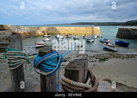 De petits bateaux à Port racine, le plus petit port de France à Saint-Germain-des-Vaux, Normandie Banque D'Images