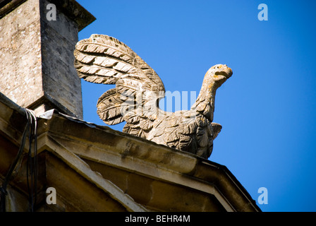 Eagle House Batheaston BaNES England UK La pierre blanche sur le toit de la maison historique Banque D'Images