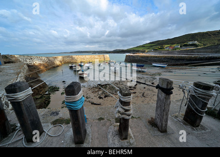 De petits bateaux à Port racine, le plus petit port de France à Saint-Germain-des-Vaux, Normandie Banque D'Images