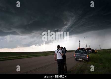 Les chasseurs de tempête avec Projet Vortex 2 regarder un nuage en entonnoir dans Gosen County, Wyoming, États-Unis, 5 juin 2009. Banque D'Images