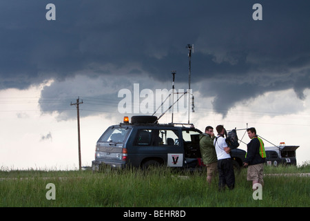 Les chasseurs de tempête avec Projet Vortex 2 regarder un nuage en entonnoir dans Gosen County, Wyoming, États-Unis, 5 juin 2009. Banque D'Images