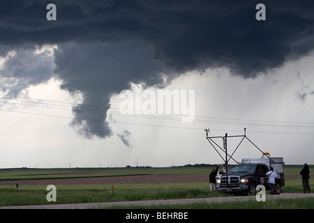 Les chasseurs de tempête avec Projet Vortex 2 regarder un nuage en entonnoir dans Gosen County, Wyoming, États-Unis, 5 juin 2009. Banque D'Images