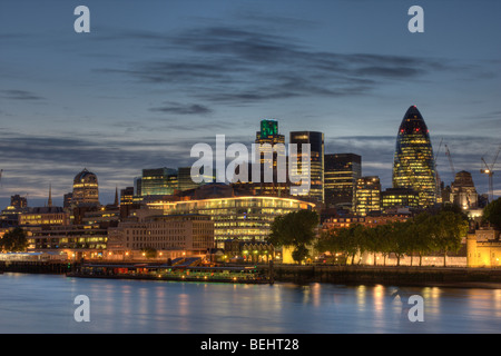 La ville de Londres, vu de l'autre côté de la rivière Thames, à la brunante. Un ciel gris bleu descend sur les bâtiments de bureaux. Banque D'Images