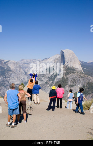 Les touristes de prendre des photos de demi-dôme à Glacier Point in Yosemite National Park, Californie. Banque D'Images