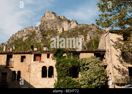 Maison en pierre et ruines du château sur le rocher derrière, Saint-Guilhem-le-Desert village, France Banque D'Images