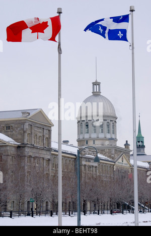 Avis sur Marché Bonsecours à Montréal en hiver, avec les drapeaux du Canada et du Québec à l'avant-plan. Banque D'Images