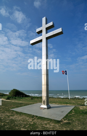 La Croix de Lorraine à l'avant du Centre Juno Beach à Courseulles-sur-Mer, Normandie, France Banque D'Images