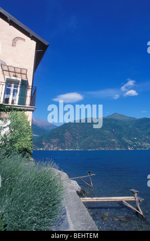 Passerelles pour les pêcheurs de Santa Maria Rezzonico, Lac de Côme, Lombardie, Italie Banque D'Images