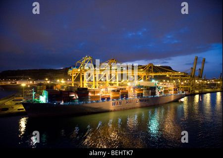 Un Wan Hai Lines navire décharge c'est les conteneurs dans le Port de Barcelone Banque D'Images