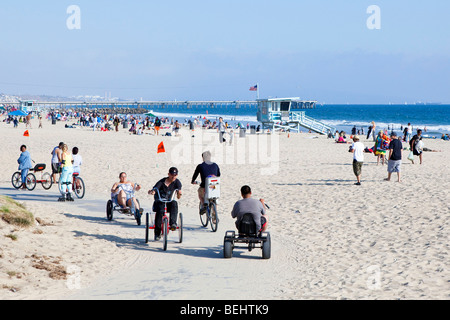 Les gens à vélo le long de la plage de Santa Monica à Los Angeles, Californie, USA Banque D'Images
