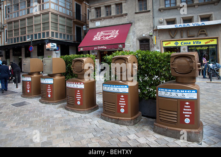 Les bacs de recyclage de déchets organiques et inorganiques dans le centre de Palma Majorque Banque D'Images