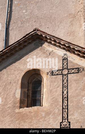 Croix en face de l'église, Molieres Cavallac village, France Banque D'Images