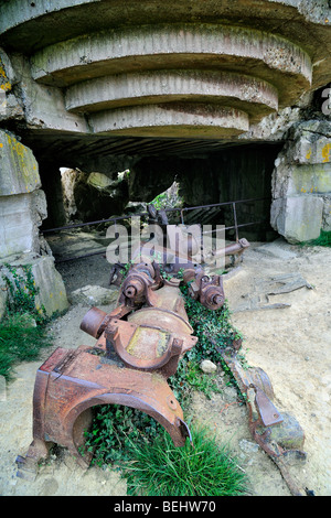 Canon allemand en bunker DE LA SECONDE GUERRE MONDIALE Batterie Le Chaos, partie de Seconde Guerre mondiale Deux Atlantikwall à Longues-sur-Mer, Normandie, France Banque D'Images