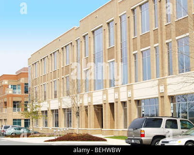 Les grandes entreprises de bâtiment avec des voitures garées à l'avant Banque D'Images