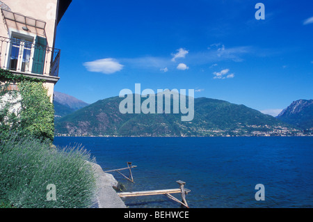 Passerelles pour les pêcheurs de Santa Maria Rezzonico, Lac de Côme, Lombardie, Italie Banque D'Images