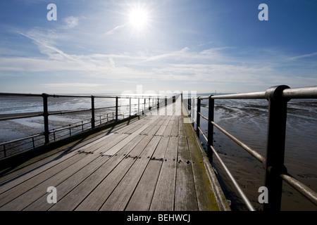 Southend Pier dans Essex, Royaume-Uni. La jetée de plaisance de 1.33 km est la plus longue du monde. Photo de Jim Holden Banque D'Images