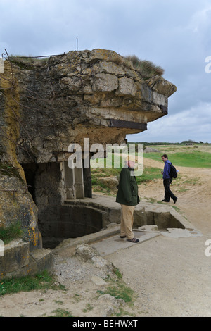 Seconde Guerre mondiale Deux site avec bombardé WW2 bunkers à la Pointe du Hoc, Normandie, France Banque D'Images